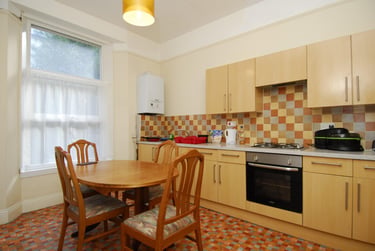 3 bed flat, Napier Terrace, Flat 1, Mutley, Plymouth, PL46ER - Image 1